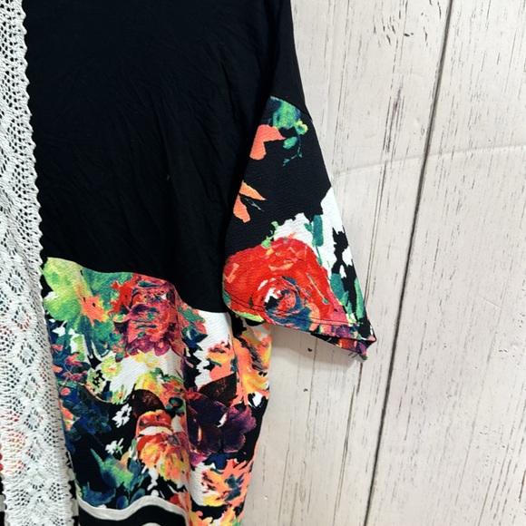 Hemish USA Floral Short Sleeve Blouse - Picture 7 of 9